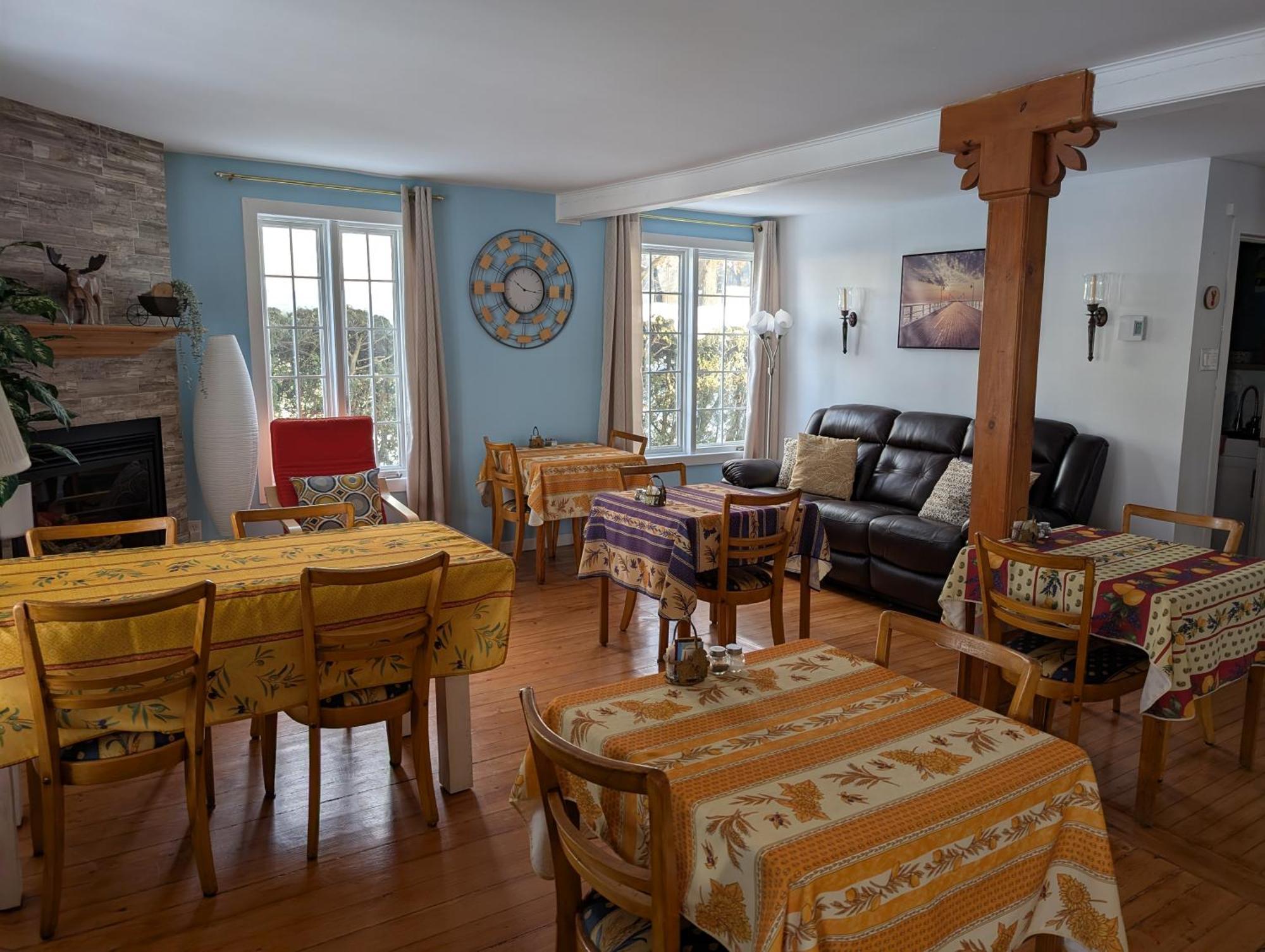 Bed and Breakfast Au Saut Du Lit Magog Exterior foto